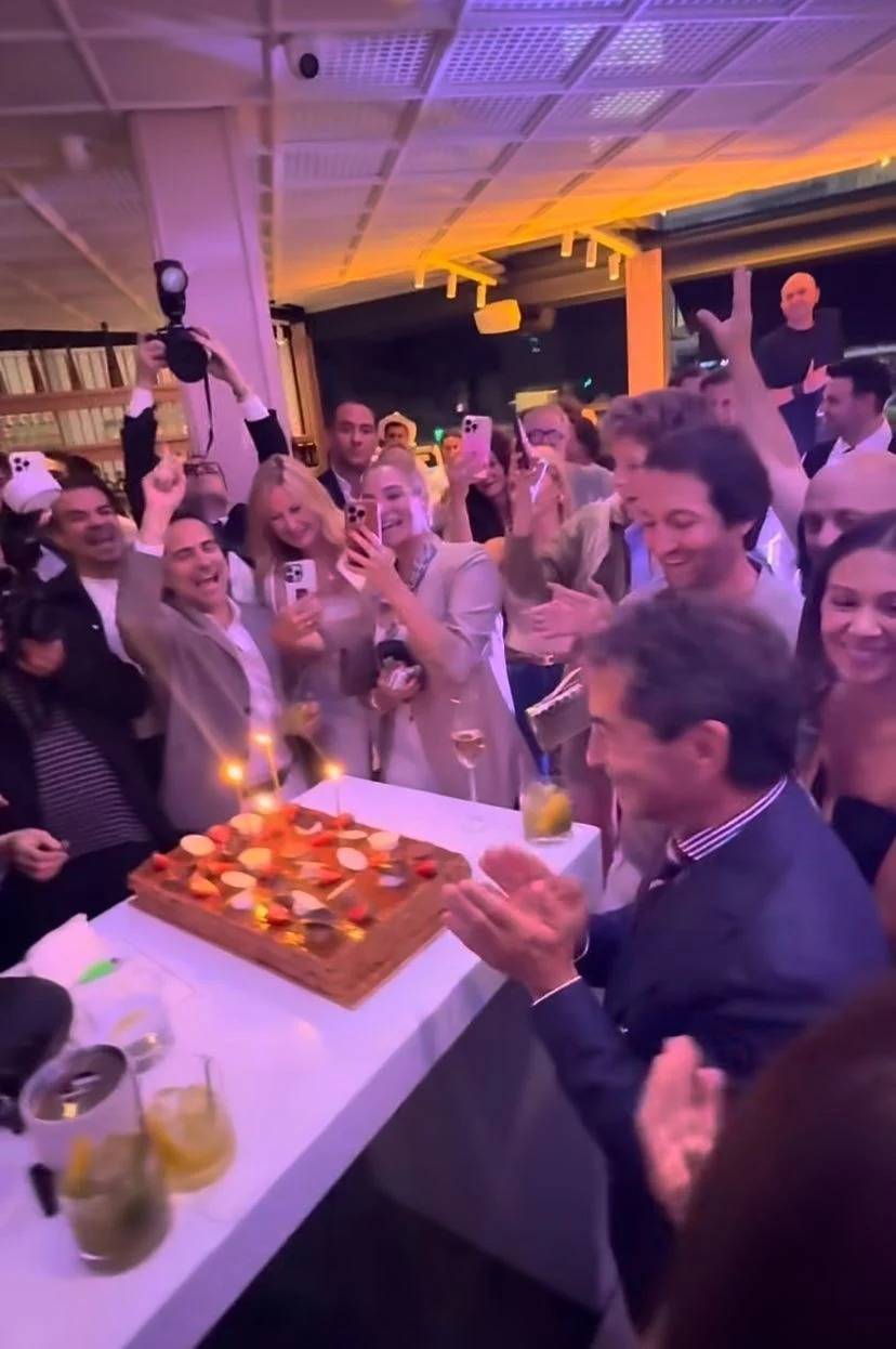 70 yaşındaki milyarder iş adamı uzun boylu genç sevgilisiyle Bebek'te göğsünü gere gere poz verdi 2